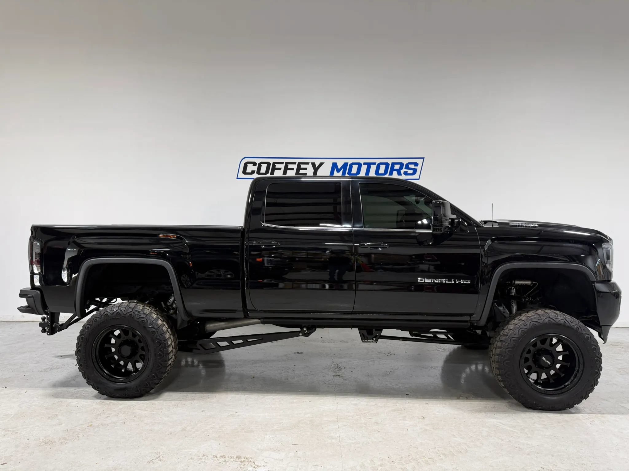 Used 2018 GMC Sierra 2500 Denali w/ Duramax Plus Package AWD/4WD image 7