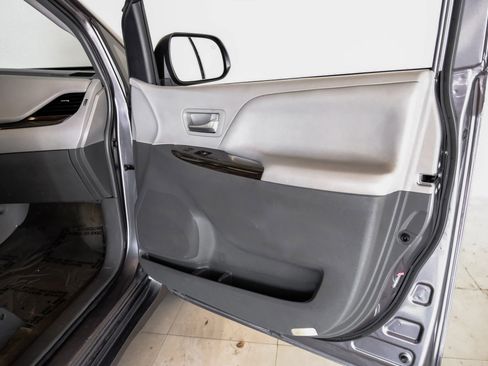 Used 2019 Toyota Sienna XLE w/ XLE Navigation Package image 39