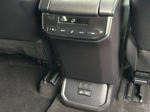 Used 2023 Toyota Highlander XLE AWD/4WD image 20