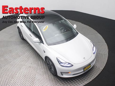 Used 2022 Tesla Model 3 Standard Range image 3