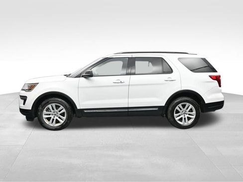 Used 2018 Ford Explorer XLT AWD/4WD image 2