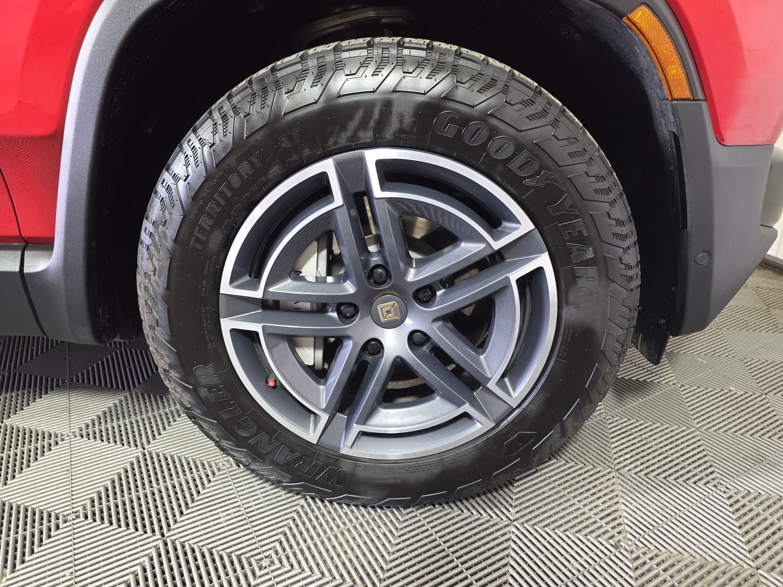 Used 2025 Rivian R1S Adventure Dual AWD/4WD image 11