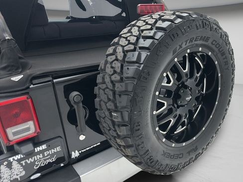 Used 2013 Jeep Wrangler Unlimited Sahara AWD/4WD image 9