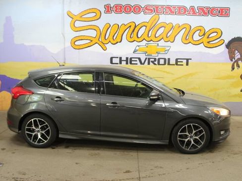 Used 2017 Ford Focus SE w/ SE Sport Package FWD image 1