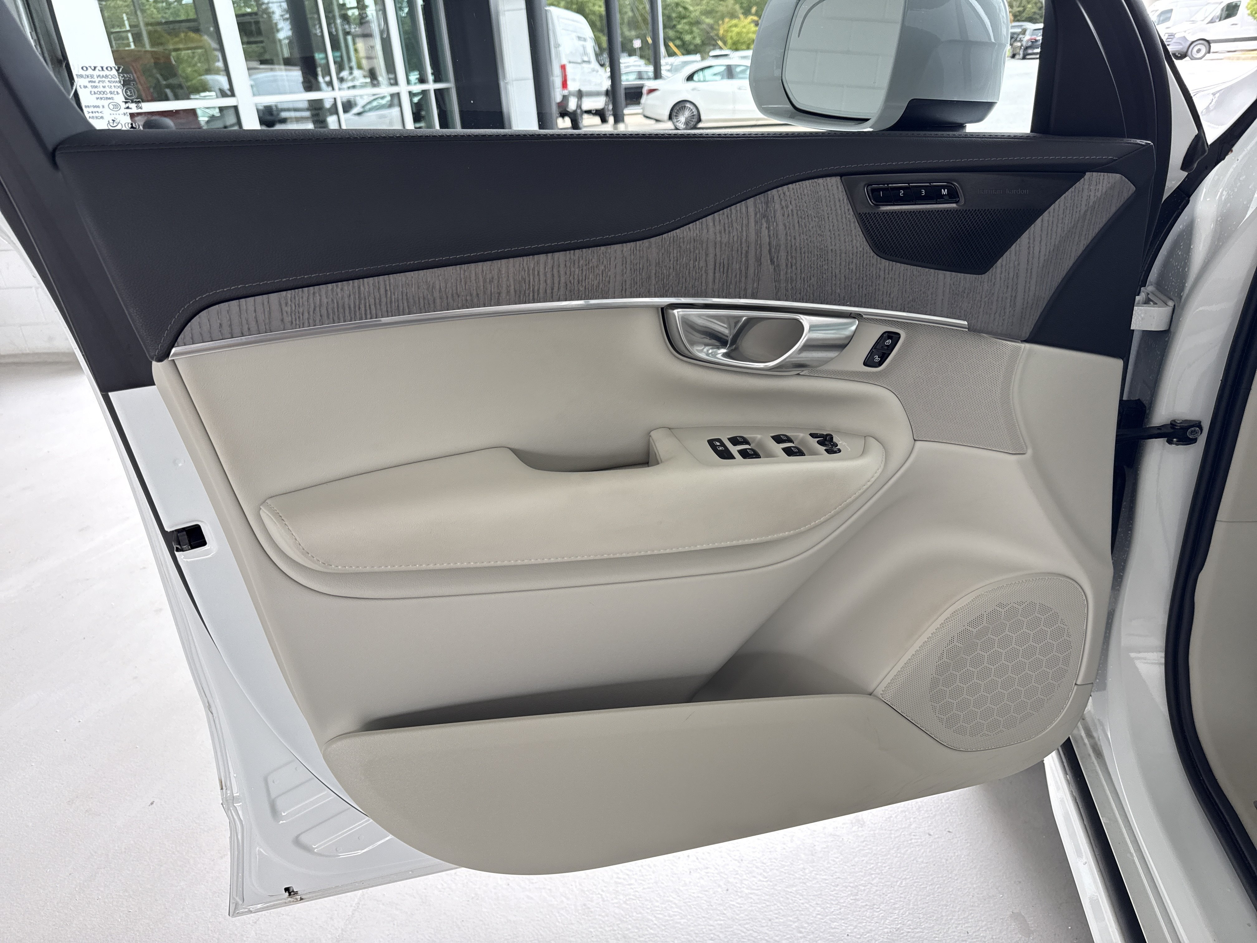 Used 2025 Volvo XC90 B6 Ultra w/ Protection Package AWD/4WD image 17