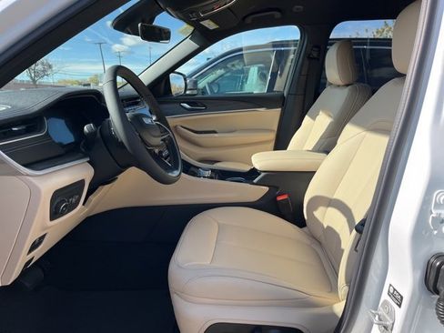 New 2025 Jeep Grand Cherokee Limited image 8