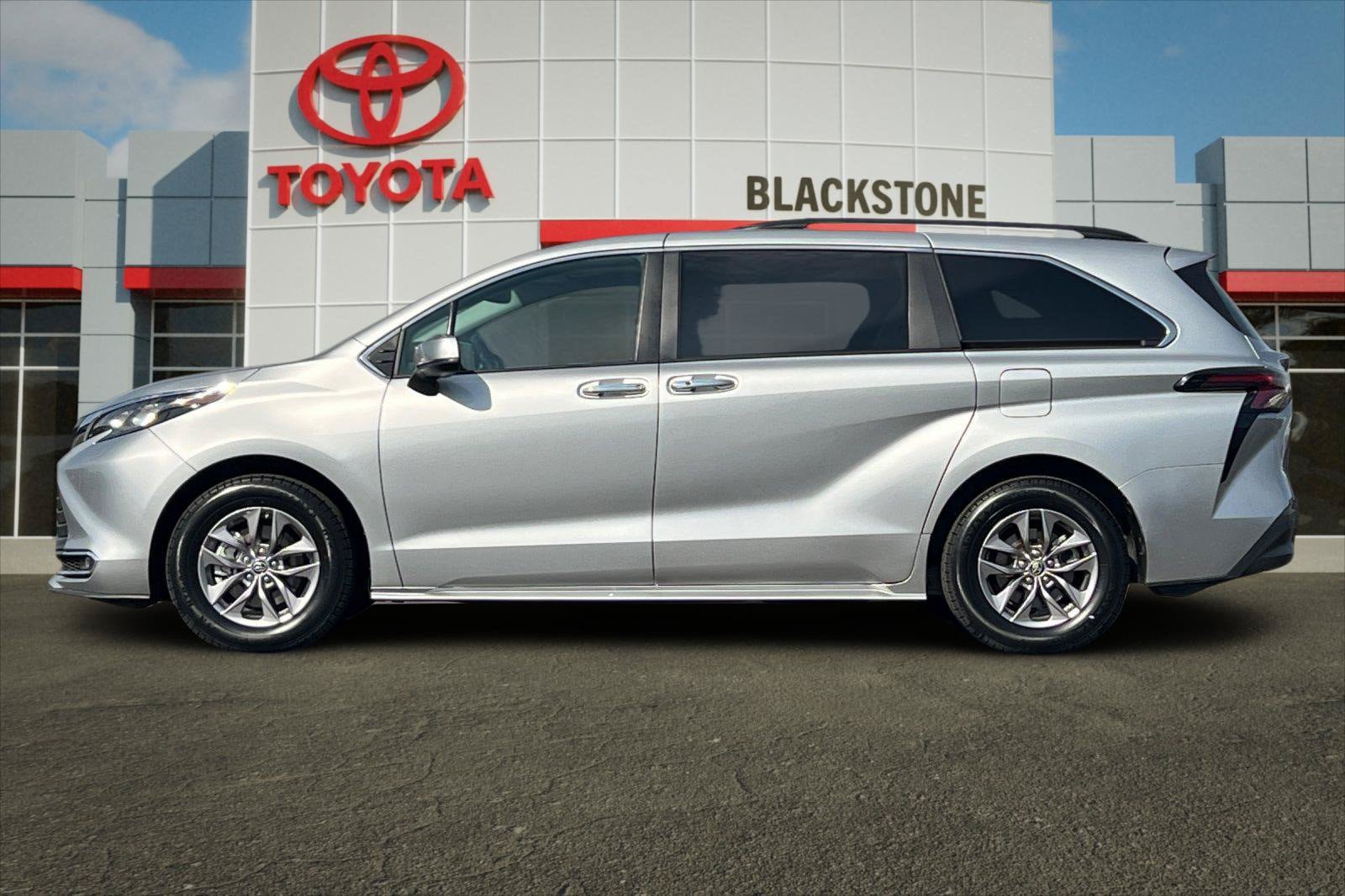 Used 2024 Toyota Sienna XLE FWD image 6