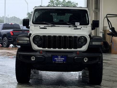 Used 2025 Jeep Wrangler Unlimited Rubicon AWD/4WD image 3
