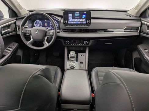 Used 2023 Mitsubishi Outlander SE image 16