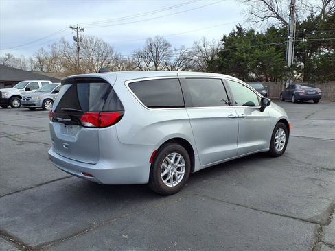 Used 2024 Chrysler Voyager LX image 3