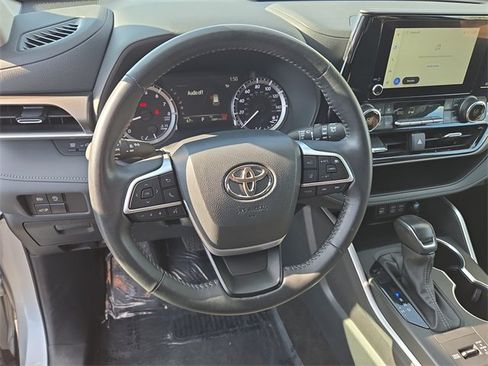 Used 2024 Toyota Highlander LE image 35