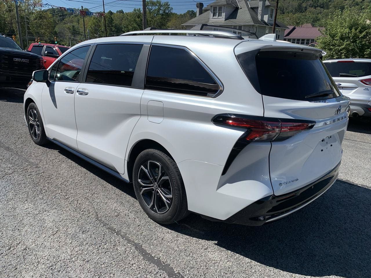 Used 2025 Toyota Sienna Platinum AWD/4WD image 3