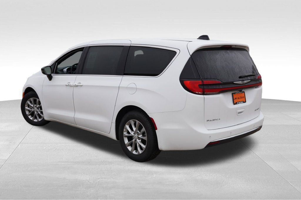 Certified 2026 Chrysler Pacifica Limited FWD image 7