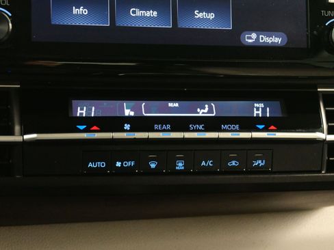 Used 2021 Toyota Sienna LE image 21