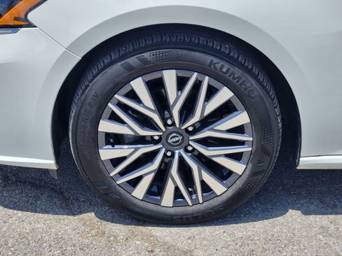 Used 2025 Nissan Altima 2.5 SV FWD image 10