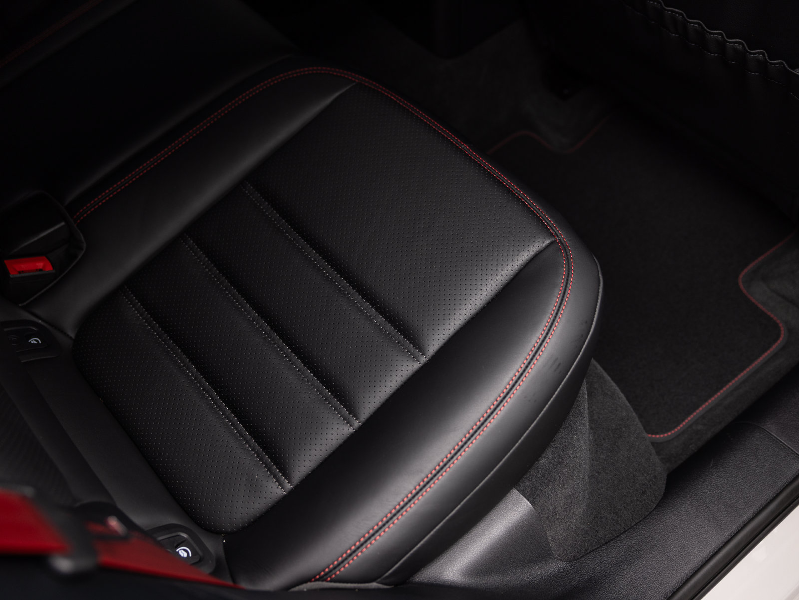 Certified 2026 Porsche Macan GTS AWD/4WD image 17