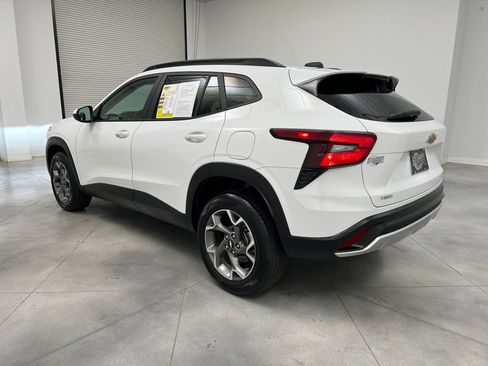 Used 2025 Chevrolet Trax LT w/ LT Convenience Package image 5