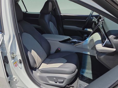 Used 2018 Toyota Camry XLE FWD image 17