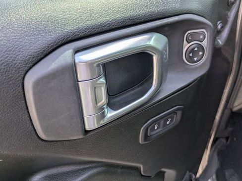 Used 2023 Jeep Gladiator Willys image 12