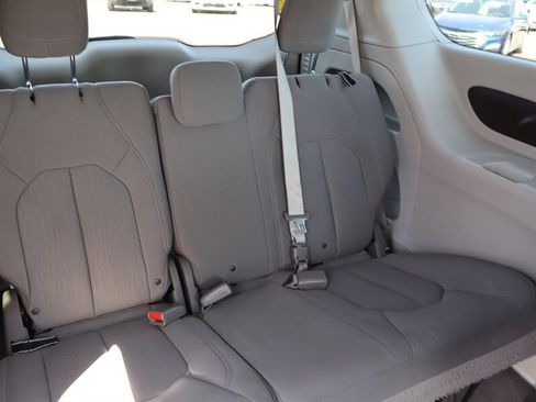 Used 2017 Chrysler Pacifica LX FWD image 11