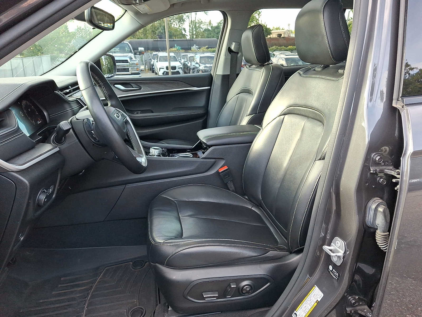 Used 2022 Jeep Grand Cherokee L Limited AWD/4WD image 11