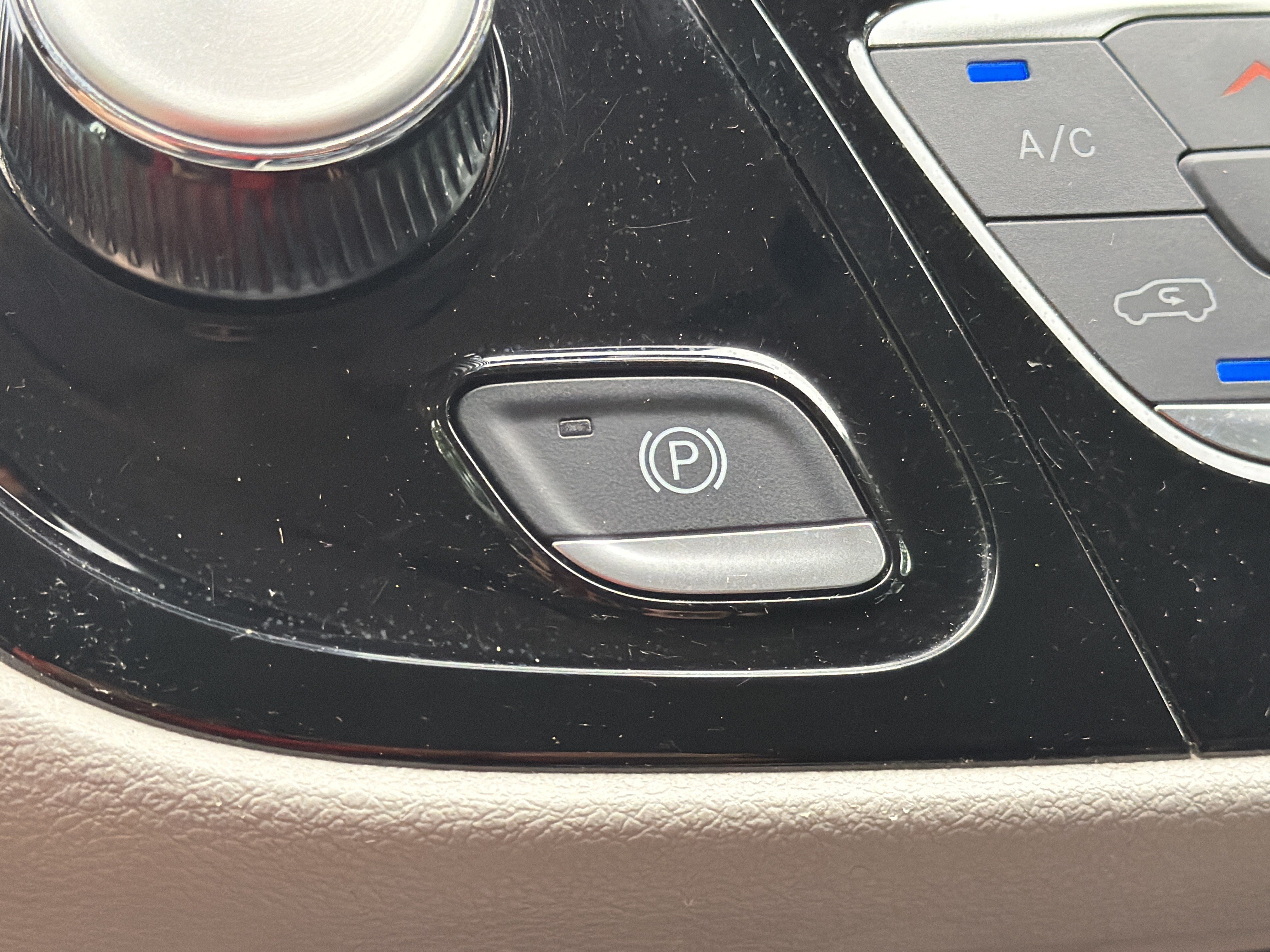 Used 2024 Chrysler Pacifica Touring-L FWD image 10