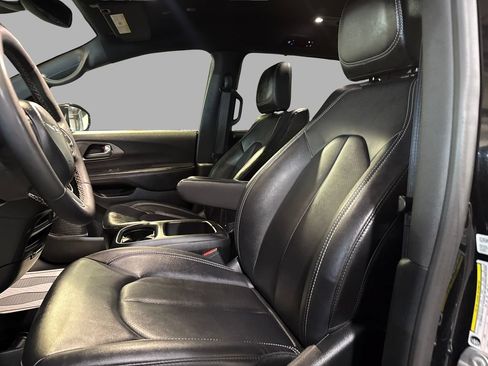 Used 2025 Chrysler Pacifica Select FWD image 9