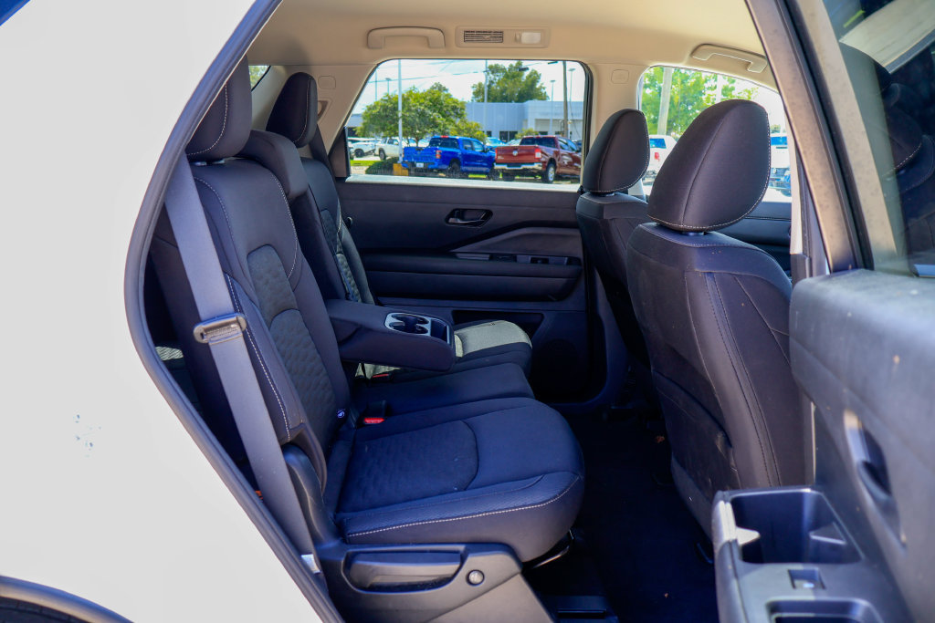 Used 2025 Nissan Pathfinder SV AWD/4WD image 10