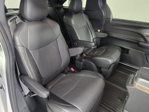 Used 2025 Toyota Sienna Platinum image 29