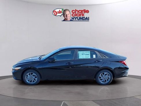 New 2026 Hyundai Elantra Hybrid FWD image 2