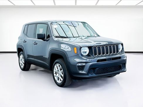 Used 2023 Jeep Renegade Latitude image 3