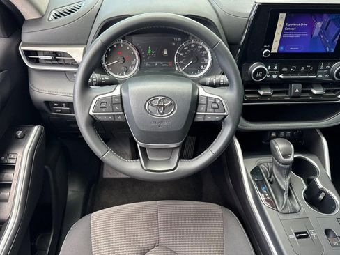 Used 2025 Toyota Highlander LE FWD image 27