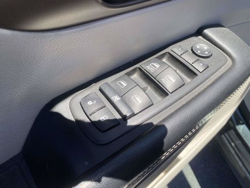 Used 2022 Chrysler Voyager LX FWD image 17