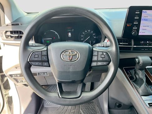 Used 2023 Toyota Sienna LE FWD image 11