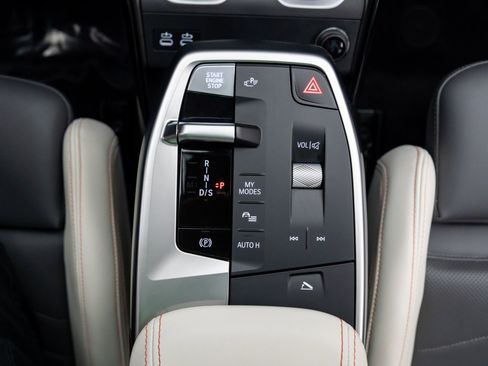 Used 2025 BMW X2 xDrive28i w/ Premium Package image 19