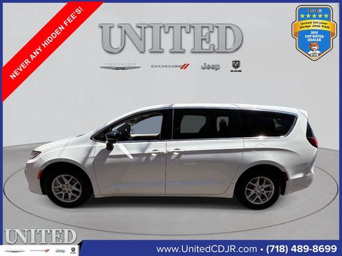Used 2024 Chrysler Pacifica Touring-L FWD image 6