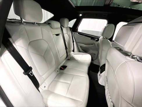 Used 2025 Porsche Macan image 32