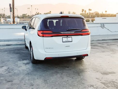New 2027 Chrysler Pacifica Select FWD image 7