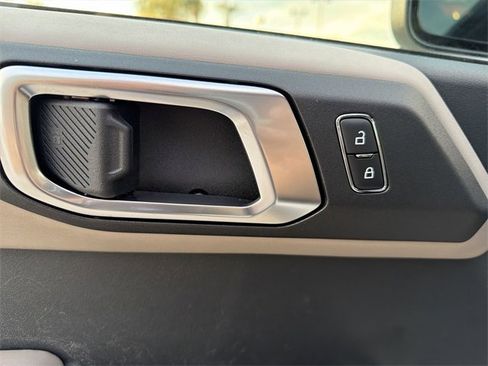 Used 2023 Ford Bronco Wildtrak image 10