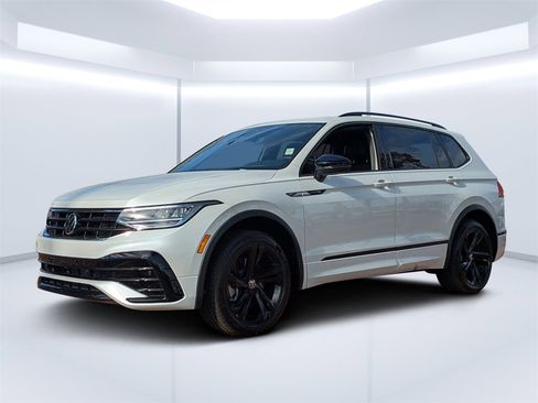 Used 2023 Volkswagen Tiguan SE R-Line image 7