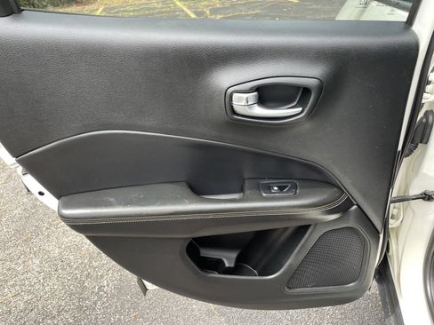 Used 2018 Jeep Compass Latitude FWD image 39