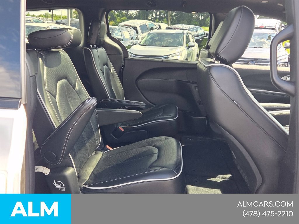 Used 2025 Chrysler Pacifica Limited FWD image 18