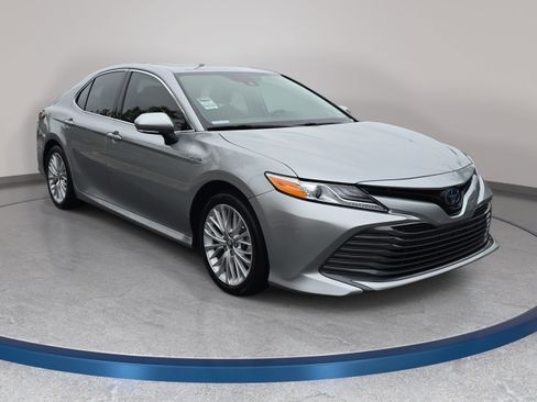 Used 2020 Toyota Camry XLE w/ Sunroof Package FWD image 3