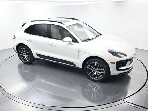Certified 2025 Porsche Macan AWD/4WD image 43