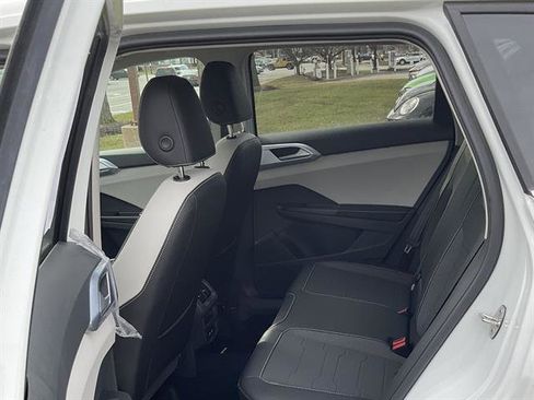 New 2026 Volkswagen Taos SE image 6