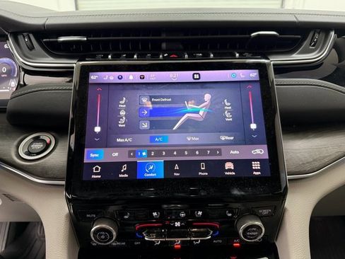 Used 2023 Jeep Grand Cherokee Overland image 14