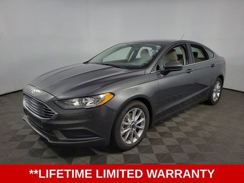 Used 2017 Ford Fusion SE FWD image 3