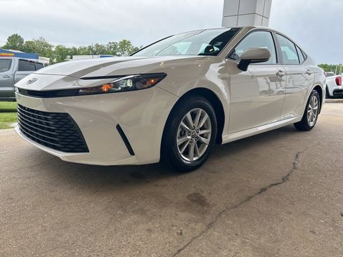 Used 2025 Toyota Camry LE FWD image 4