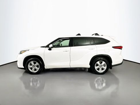 Used 2022 Toyota Highlander LE FWD image 5