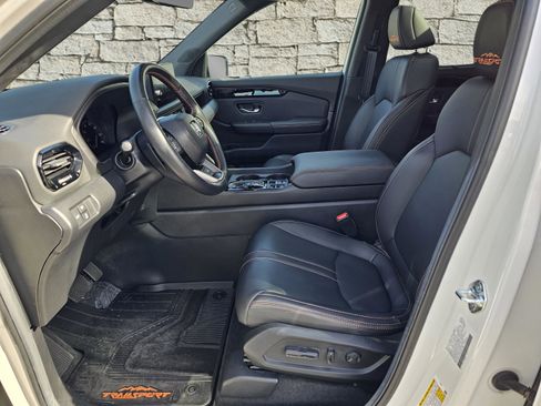 Used 2025 Honda Pilot TrailSport image 13